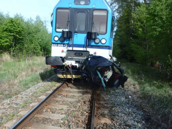 Střet osobního vozidla a vlaku na Trutnovsku měl tragické následky