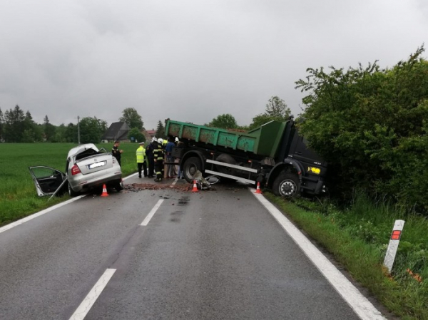 Tragická dopravní nehoda na Trutnovsku. Smrtelné zranění utrpěl řidič a jeho spolujezdkyně 