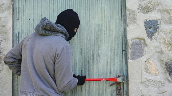 Dovolené a nezabezpečené domovy nahrávají zlodějům. V loňském roce napáchali nejvíce škod v Jihočeském kraji a v Praze
