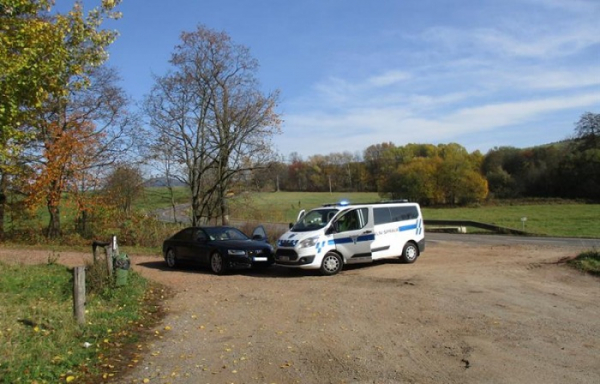 Celníci lapili na Trutnovsku podezřelého z krádeže luxusního automobilu