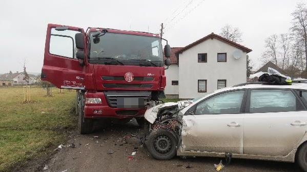 Čelní střet osobního automobilu a nákladního vozidla na Trutnovsku