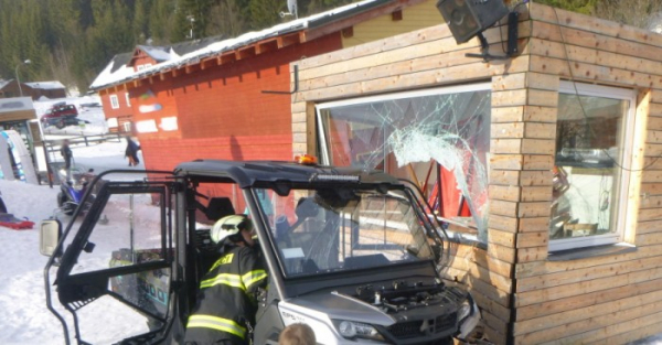 Pásová čtyřkolka narazila v Peci pod Sněžkou do technické budovy vleku