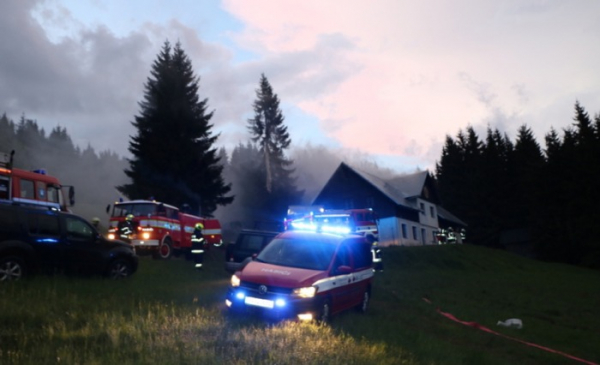 Požár střechy horské chaty v Krkonoších způsobil škody za  půl milionu korun