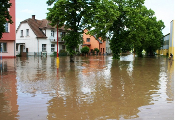 Oprava silnice nebo veřejná sbírka. Kraj pomáhá s následky lokální povodně na Hradecku