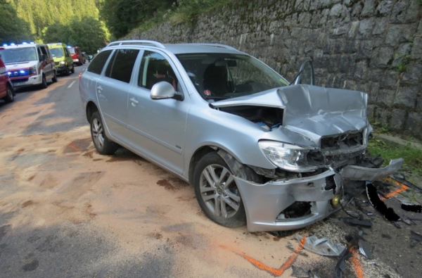Zřejmě únava za volantem zavinila nehodu tří osobních vozidel na Trutnovsku
