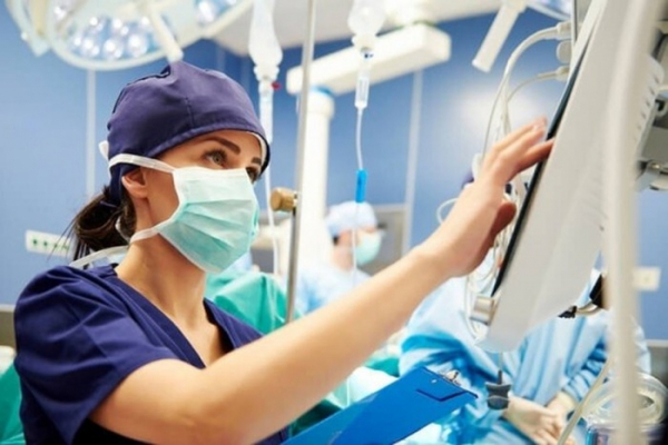 V nemocnicích Královéhradeckého kraje začnou pomáhat studenti medicíny a budoucí zdravotní sestry