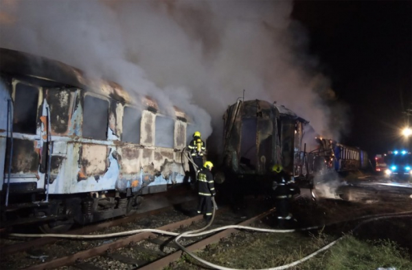 V Jaroměři hořely historické železniční vagony, škoda byla odhadnuta na 1,7 milionu korun 