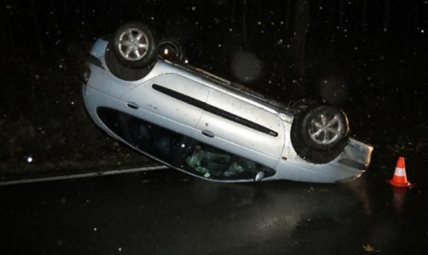 Automobil skončil na střeše bez řidiče, podle opilého spolujezdce šel pro pomoc
