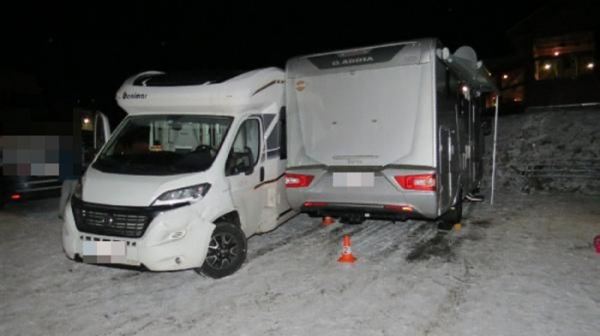 Na parkovišti v Peci pod Sněžkou došlo ke střetu dvou obytných vozidel