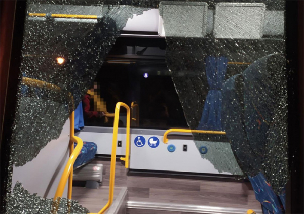 U linkového autobusu neznámý útočník poškodil dveře, mohlo jít i o střelbu