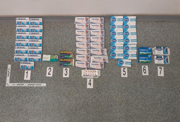 Královéhradečtí celníci zadrželi u kontrolovaného motocyklisty 475 tablet léků určených na výrobu drog