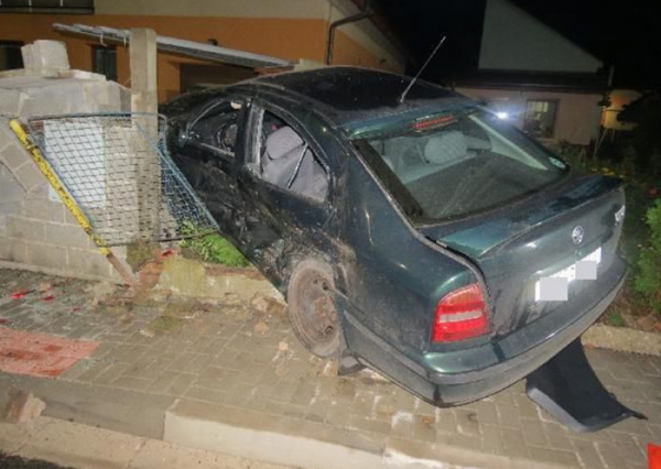 V Novém Bydžově havarovalo auto přeplněné opilou mládeží, řidič z místa utekl