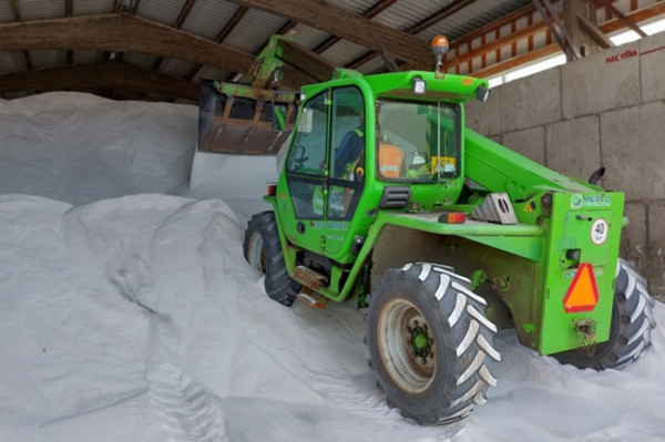 Silničáři Královéhradeckého kraje mají připravené desítky tisíc tun posypových materiálů na zimní údržbu
