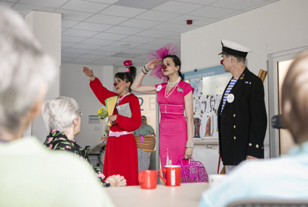 Zdravotní klauni přinesli seniorům ve Dvoře Králové radost, humor a smích