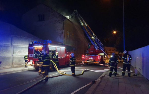 V Úpici hořel bytový dům, 17 nájemníkům muselo město zabezpečit náhradní ubytování