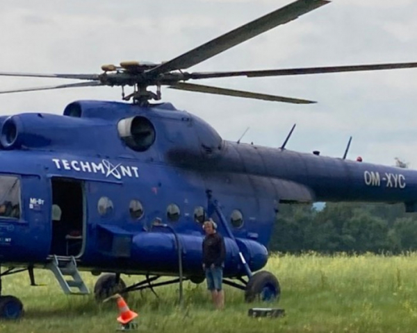 V Krkonošském národním parku pomáhal energetikům vrtulník