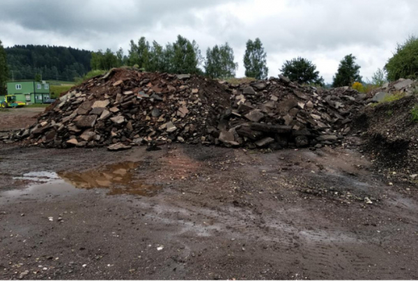 Firma na Trutnovsku nelegálně uložila několik desítek tisíc tun odpadů, dostala pokutu dva miliony