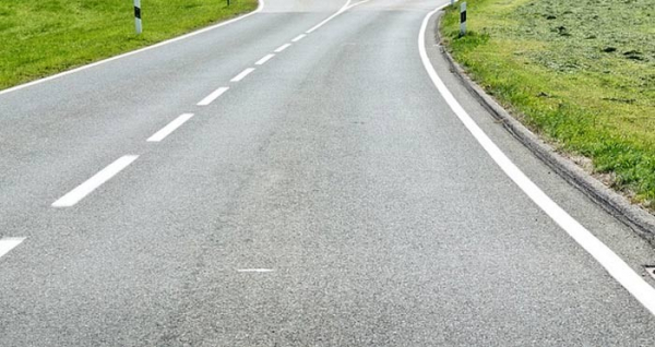 Nově opravený úsek silnice v Hostinném před firmou KRPA již slouží řidičům