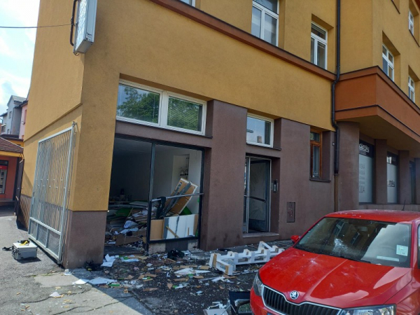 Výbuch zničil přízemí domu v Hradci Králové, dva muži utrpěli popáleniny