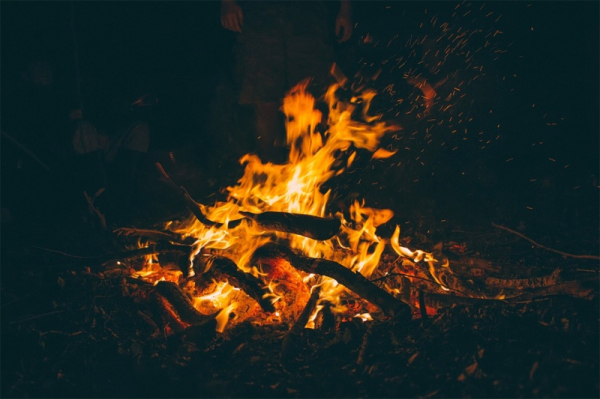 V Královéhradeckém kraji je zakázáno rozdělávat oheň v přírodě a tábořit mimo vyhrazená místa