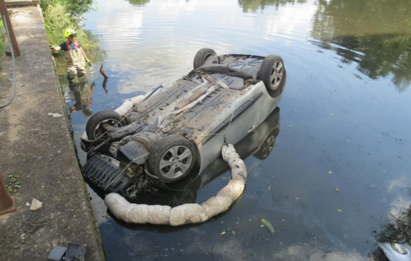 Opilý řidič utopil auto v rybníku a z místa nehody odešel, zpovídá se i z útoku na policisty