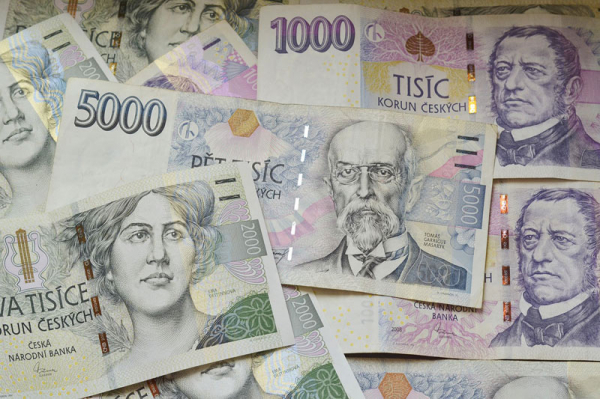 Seniora zlákala nabídnutá výhodná investice, přišel o 300 tisíc korun