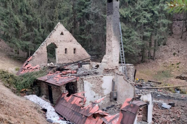 V obci Dolní Dvůr na Trutnovsku vyhořela chata, škoda je odhadnuta na 3 miliony korun